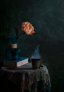 Bazsarózsa és gőzölgő csésze alkotó: Lydia Jacobs