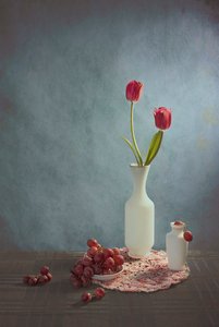 Piros tulipánok és szőlő alkotó: Lydia Jacobs