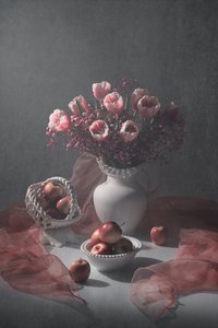 Halványrózsaszín tulipánok és almák alkotó: Lydia Jacobs