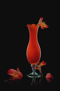 Élénk színekkel festett alstroemeria-csendélet