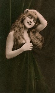 nő, 1918 óta. alkotó: MACA