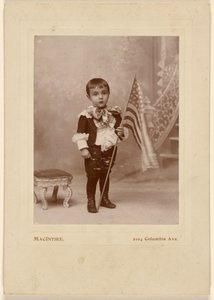 [Kisfiú áll, kezében amerikai zászlóval] alkotó: MacIntire
