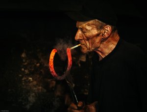 A kovács meggyújtja a cigarettáját alkotó: Maciej Przeklasa