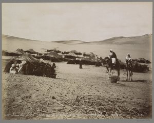 Tábor sátrakkal és tevékkel (feltehetően) Egyiptom sivatagában Sivatagi jelenet: Arrivée de chameliers à un campement de tribu. (cím a tárgyon)