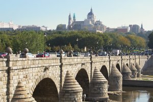 Puente de Segovia, eredetileg Juan de Herrera (1530-97), majd 1682-ben újjáépítették alkotó: Manuel and Jose del Olmo