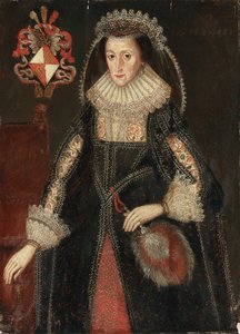 Lady Eleanor Dutton háromnegyed hosszú, elegáns ruhás portréja a cheshire-i és gloucestershire-i Dutton család címerével ellátott szék mellett áll.