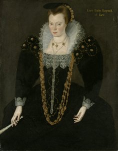 Lucy portréja, Lady Reynell Fordból, háromnegyed hosszú, sötét ruhában, fehér csipkegallérral, arany és gyöngy nyakláncokkal, jobb kezében legyezőt tartva azonosító felirattal.