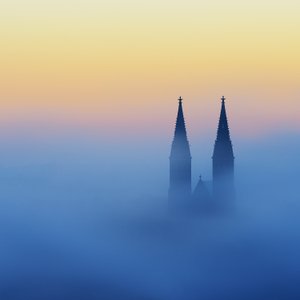 Ködös templomtornyok alkotó: Marek Kijevský