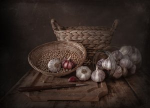 Sötét, rusztikus fokhagyma-csendélet alkotó: Margareth Perfoncio