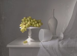 Elegáns fehér szőlőcsendélet
