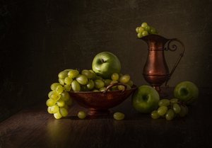 Zöld szőlő és réz – csendélet alkotó: Margareth Perfoncio