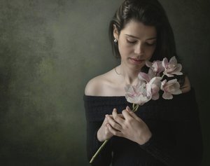 Nyugodt nő orchideákkal