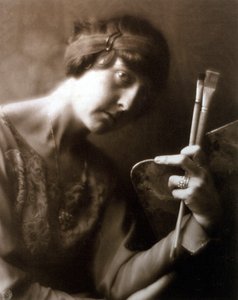 Elisabeth Chaplin festő félalakos portréja. Bal kezében két ecsetet és egy palettát tart
