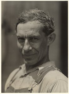 Mulatt munkás John Henry gyapotültetvényén. Tehetséges volt a kézművességben és a szövésben.  Melrose, Louisiana