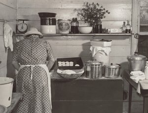 A Wilkins család egyik tagja kekszet készít vacsorára a kukoricakukoricás napján Fred Wilkins asszony otthonában, a Granville megyei Tallyho közelében. Észak-Karolina