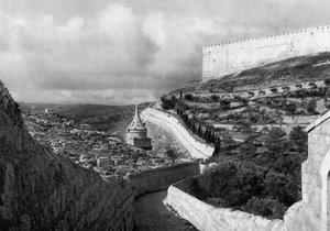 Zsidó temetkezési helyek a jeruzsálemi fal közelében, 1937 alkotó: Martin Hurlimann