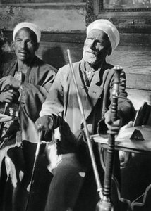 Füstölni a narghileh-t, Kairó, 1937 alkotó: Martin Hurlimann