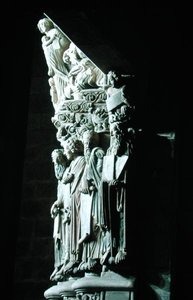 A Portico de la Gloria részlete az ószövetségi prófétákkal (kő)
