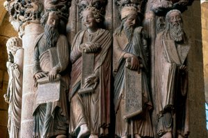 Részlet a dicsőség kapujából (portco de la gloria): Próféták csoportja (jobbról balra Mózes, Ésaiás, Dániel és Jeremiás). Mateo mester készítette (1188) A Santiago de Compostelai katedrális belseje (Santiago de Compostela) (Santiago de Compostela) i