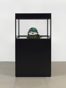 Alpha Omega, 2016 (Üveg, LCD képernyő, médialejátszó, koponyareplika, űrsisak, fa) alkotó: Mat Collishaw