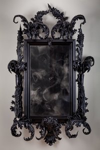 East of Eden, 2013 (Fekete muránói üveg, megfigyelő tükör, acél, fa, lakk, LCD képernyő és merevlemez) alkotó: Mat Collishaw