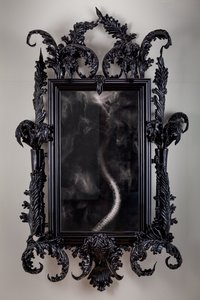 East of Eden, 2013 (Fekete muránói üveg, megfigyelő tükör, acél, fa, lakk, LCD képernyő és merevlemez) alkotó: Mat Collishaw