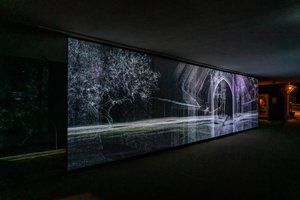 Echolokáció, 2021 (3 csatornás videóvetítés polipropilén hálóra) alkotó: Mat Collishaw