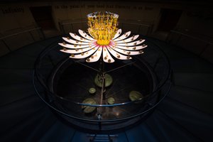 Equinox, 2021 (akril, elektromos áramkörök, hidraulika, lakk, motor, festék, újrahasznosított gyanta, acél) alkotó: Mat Collishaw