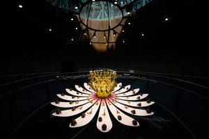 Equinox, 2021 (akril, elektromos áramkörök, hidraulika, lakk, motor, festék, újrahasznosított gyanta, acél) alkotó: Mat Collishaw