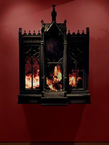 Performance, 2010 (fa, acél, megfigyelő tükör, LCD képernyők és merevlemez) alkotó: Mat Collishaw
