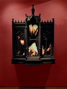 Performance, 2010 (fa, acél, megfigyelő tükör, LCD képernyők és merevlemez) alkotó: Mat Collishaw
