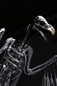 The Nerve Rack, 2019 (Acetál, akril, alumínium, sárgaréz, elektromos áramkörök, festék, PVC, gyanta, szervomotorok, acél) alkotó: Mat Collishaw