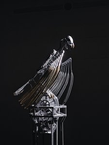 The Nerve Rack, 2019 (Acetál, akril, alumínium, sárgaréz, elektromos áramkörök, festék, PVC, gyanta, szervomotorok, acél) alkotó: Mat Collishaw