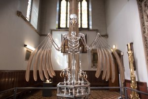 The Nerve Rack, 2019 (Acetál, akril, alumínium, sárgaréz, elektromos áramkörök, festék, PVC, gyanta, szervomotorok, acél) alkotó: Mat Collishaw
