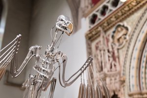 The Nerve Rack, 2019 (Acetál, akril, alumínium, sárgaréz, elektromos áramkörök, festék, PVC, gyanta, szervomotorok, acél) alkotó: Mat Collishaw