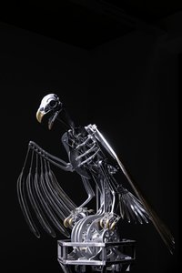 The Nerve Rack, 2019 (Acetál, akril, alumínium, sárgaréz, elektromos áramkörök, festék, PVC, gyanta, szervomotorok, acél) alkotó: Mat Collishaw