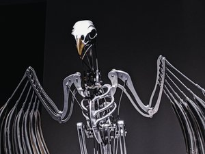 The Nerve Rack, 2019 (Acetál, akril, alumínium, sárgaréz, elektromos áramkörök, festék, PVC, gyanta, szervomotorok, acél) alkotó: Mat Collishaw