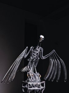 The Nerve Rack, 2019 (Acetál, akril, alumínium, sárgaréz, elektromos áramkörök, festék, PVC, gyanta, szervomotorok, acél) alkotó: Mat Collishaw