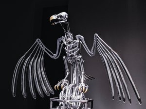 The Nerve Rack, 2019 (Acetál, akril, alumínium, sárgaréz, elektromos áramkörök, festék, PVC, gyanta, szervomotorok, acél) alkotó: Mat Collishaw