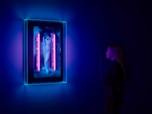Ultraibolya Angyal, 2008 (Ultraibolya tinta plexiüveg dobozon, 2 ultraibolya neonfény) alkotó: Mat Collishaw