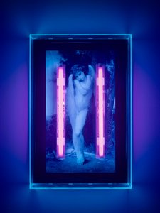 Ultraibolya Angyal, 2008 (Ultraibolya tinta plexiüveg dobozon, 2 ultraibolya neonfény) alkotó: Mat Collishaw