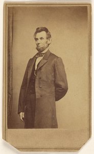 [Abraham Lincoln, egyik karját a háta mögé téve]