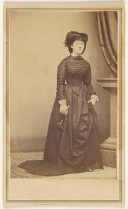 [Azonosítatlan nő kalapban és hosszú sötét ruhában.] alkotó: Mathew B. Brady