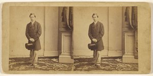 [Azonosítatlan fiatal férfi cilinderrel és sétapálcával, állva] alkotó: Mathew B. Brady