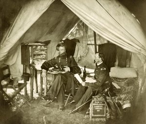 Jefferson C. Davis tábornok és egy sátorban ülő tiszt, 1861-es kocsma (fotó) alkotó: Mathew and studio Brady