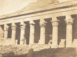 Ízisz-templom udvarának oldalsó oszlopsora Philae-ban, 1850. április. alkotó: Maxime Du Camp
