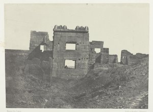 Medinet-Habou, a Gynécée de Ramsès-Mèiamoun keleti homlokzata; Théba alkotó: Maxime Du Camp