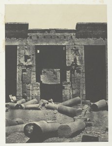 Medinet-Habou, a Ramses-Méiamoun-palota perisztíliájának keleti része; Théba alkotó: Maxime Du Camp