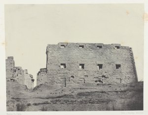 Karnak-palota, a délnyugati nagy pilonok; Théba alkotó: Maxime Du Camp