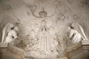 Fatimai szentély. A régi fatimai bazilika belseje. A Szűzanya megkoronázása. Portugália. alkotó: Maximiano Alves